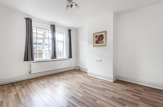 Flat Broadwater Road in Greater London