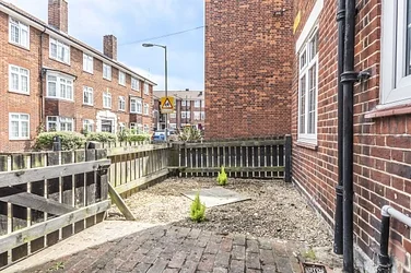 Flat Broadwater Road in Greater London