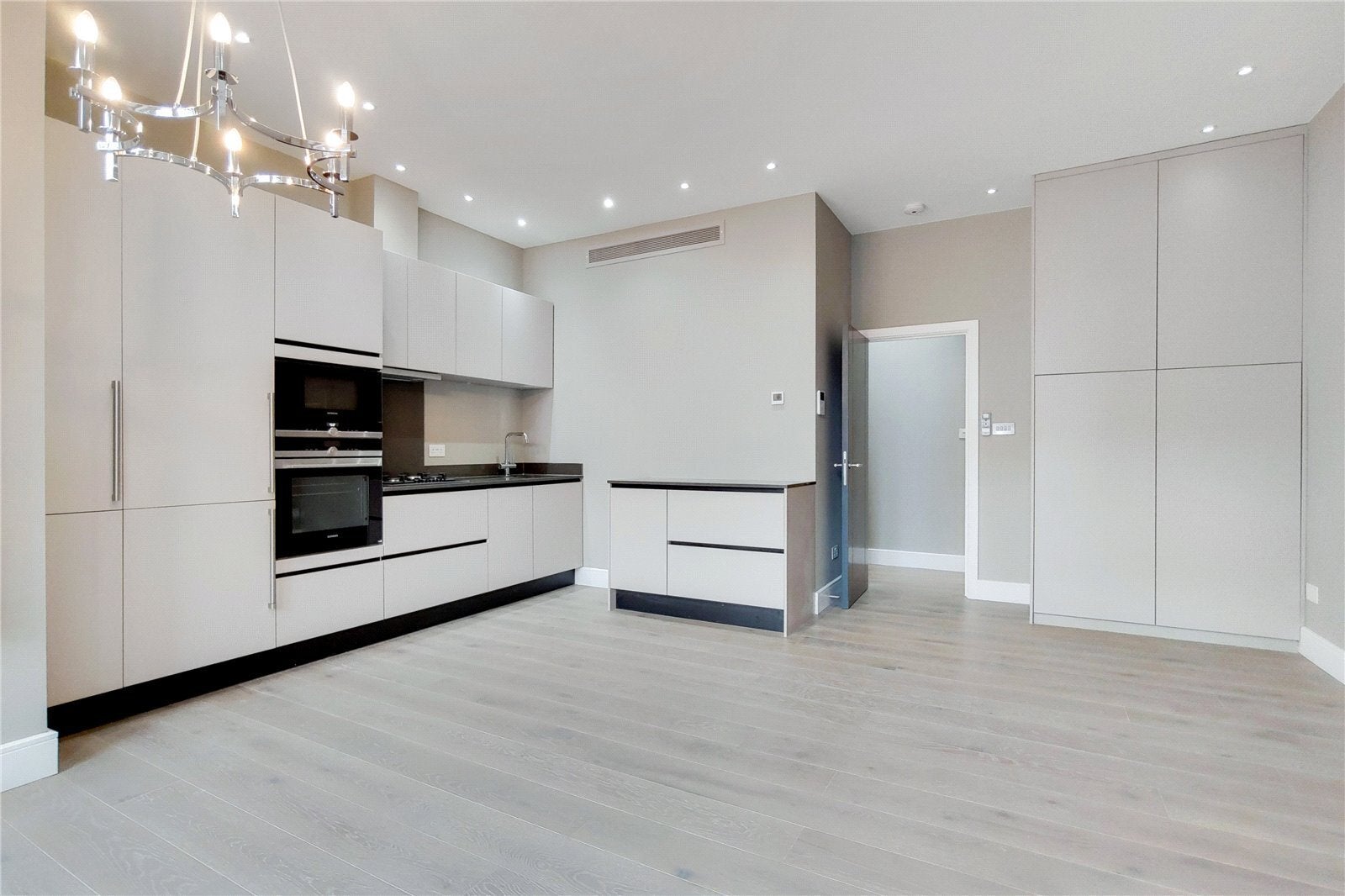 Flat Fitzjohn's Avenue in Greater London