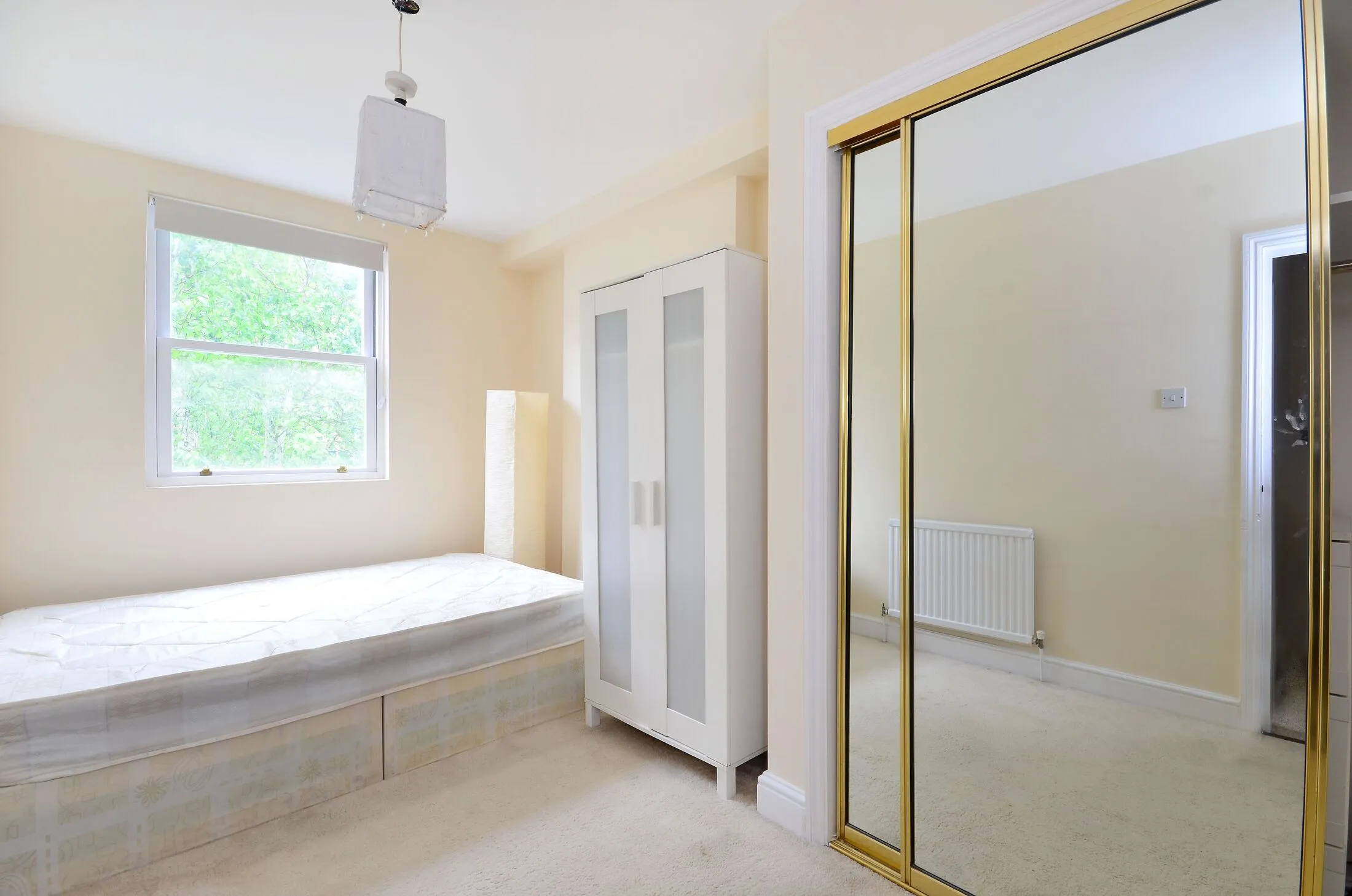 Flat Harley Road in Greater London