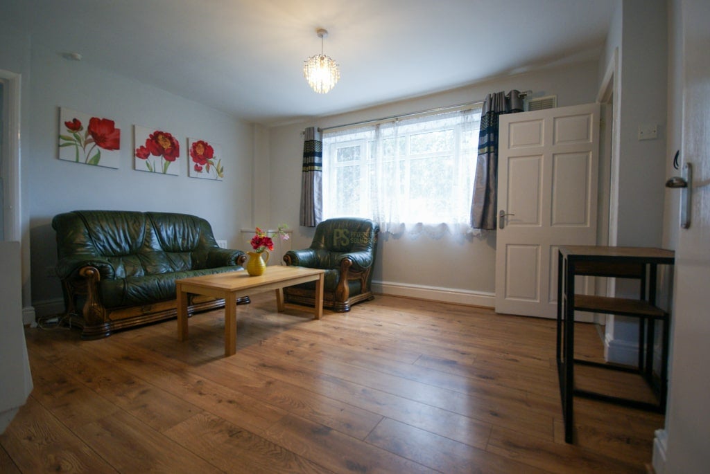 Room Overton Place in Birmingham