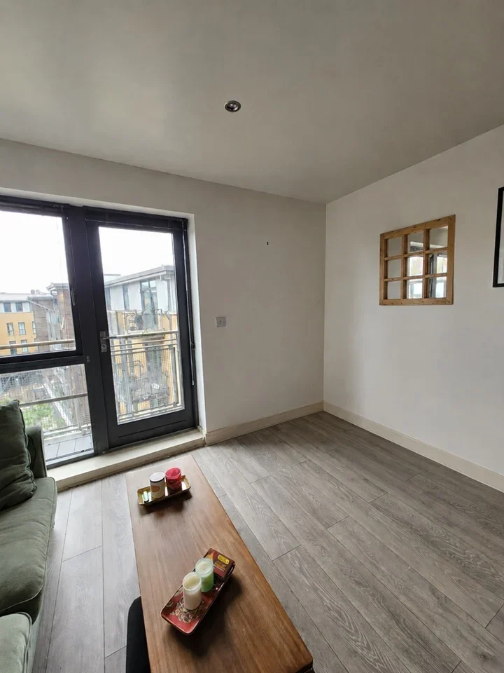 Flat Mount Pleasant Hill in Greater London