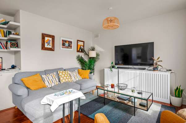 Flat Barnsbury Terrace in Greater London