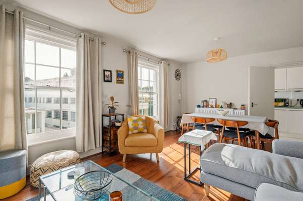 Flat Barnsbury Terrace in Greater London