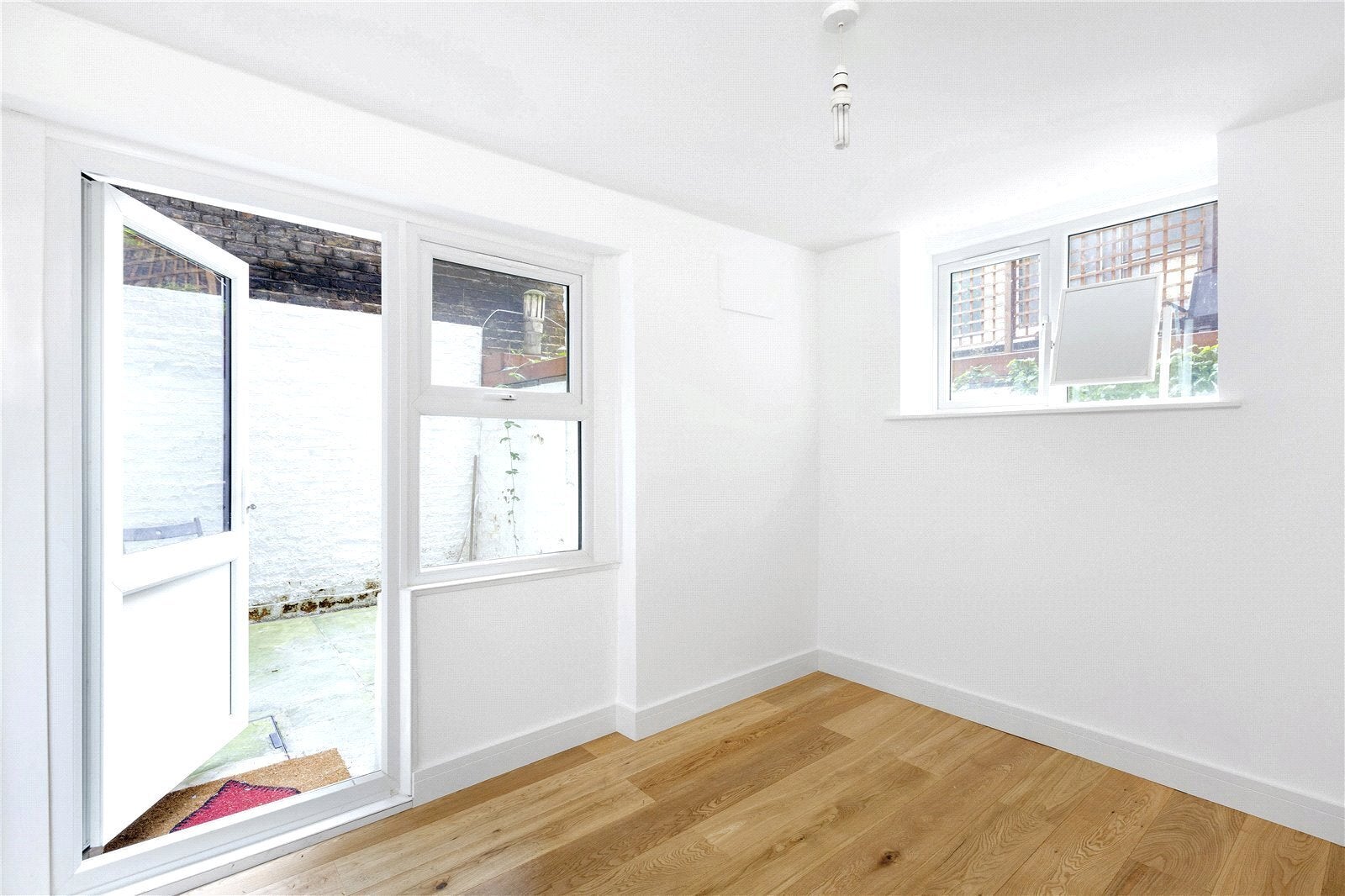 Flat Hatherley Grove in City of Westminster