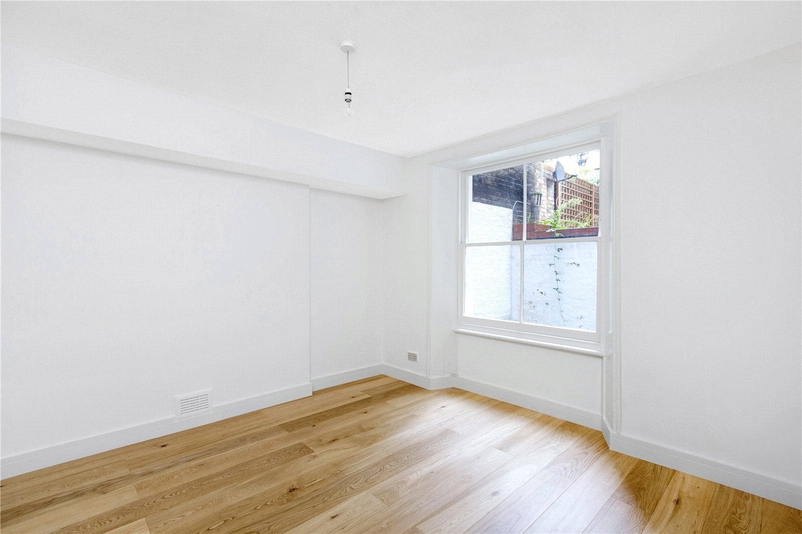 Flat Hatherley Grove in City of Westminster