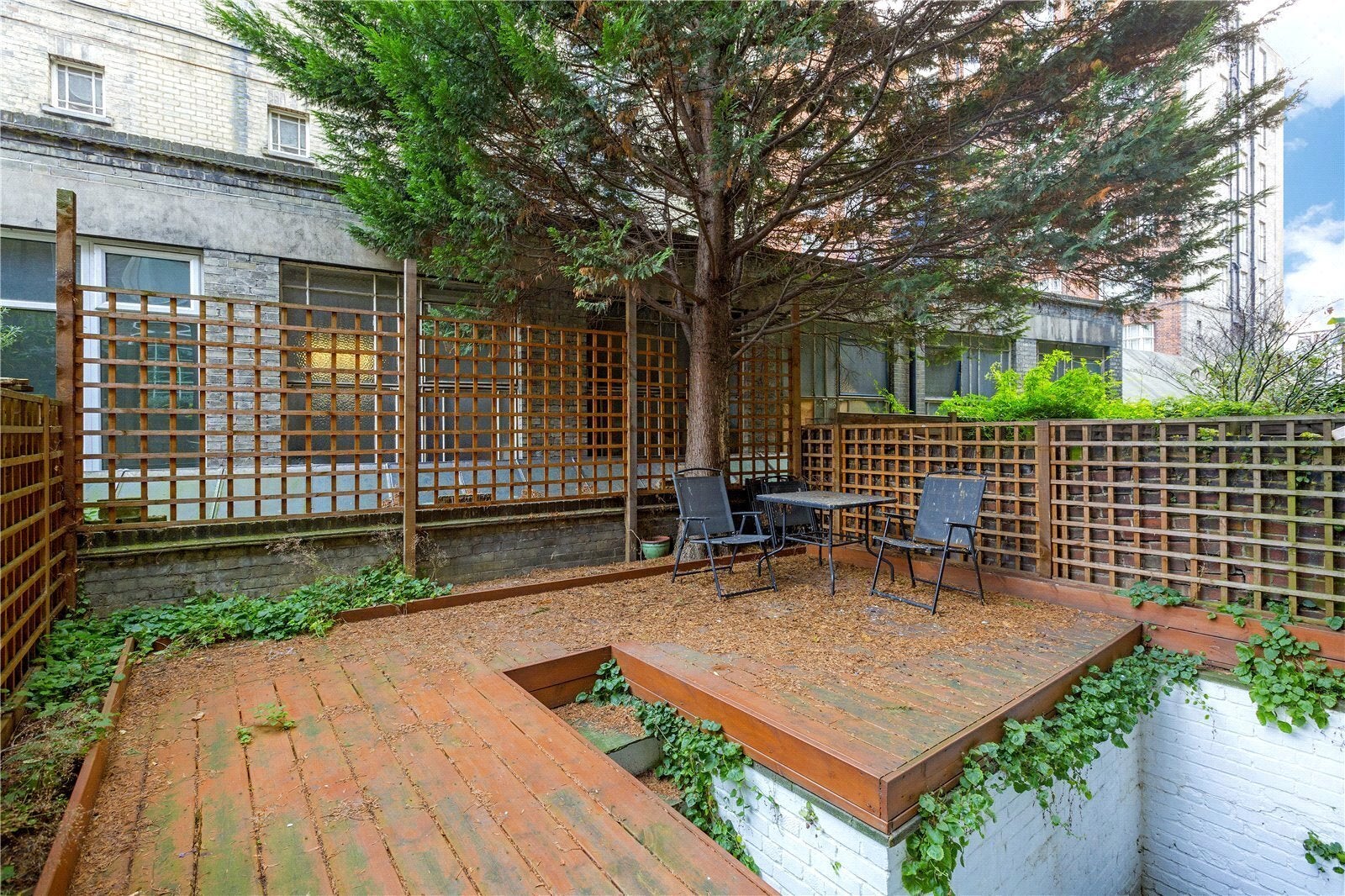 Flat Hatherley Grove in City of Westminster