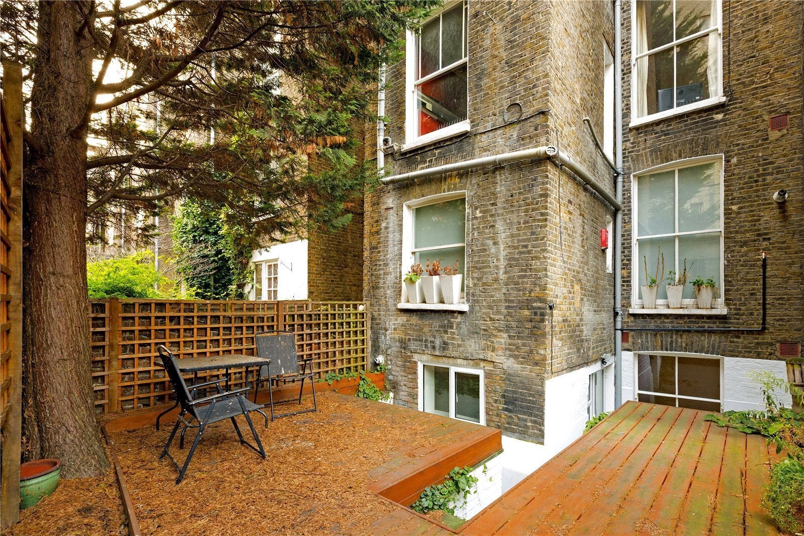 Flat Hatherley Grove in City of Westminster