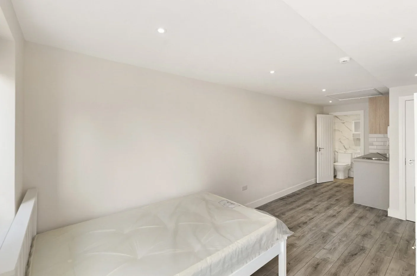 Flat Barnett Wood Lane in Mole Valley