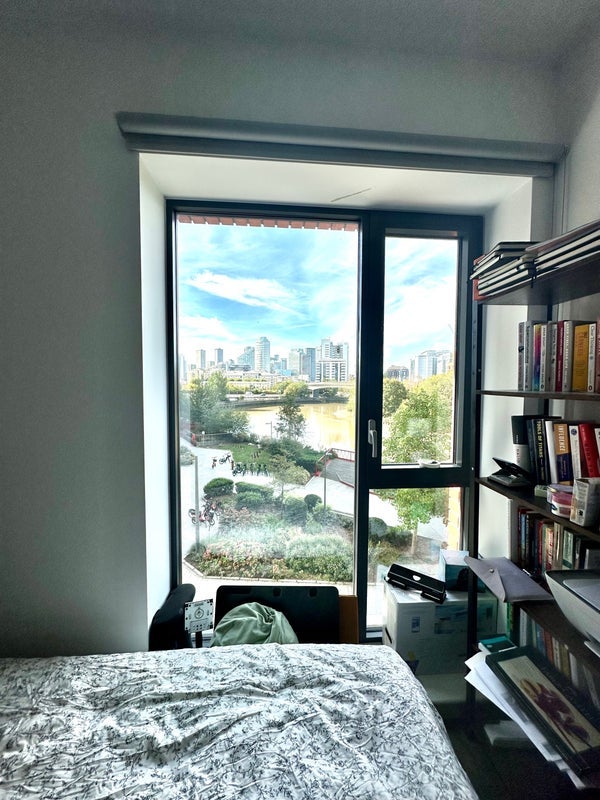 Flat Botanic Square in Greater London