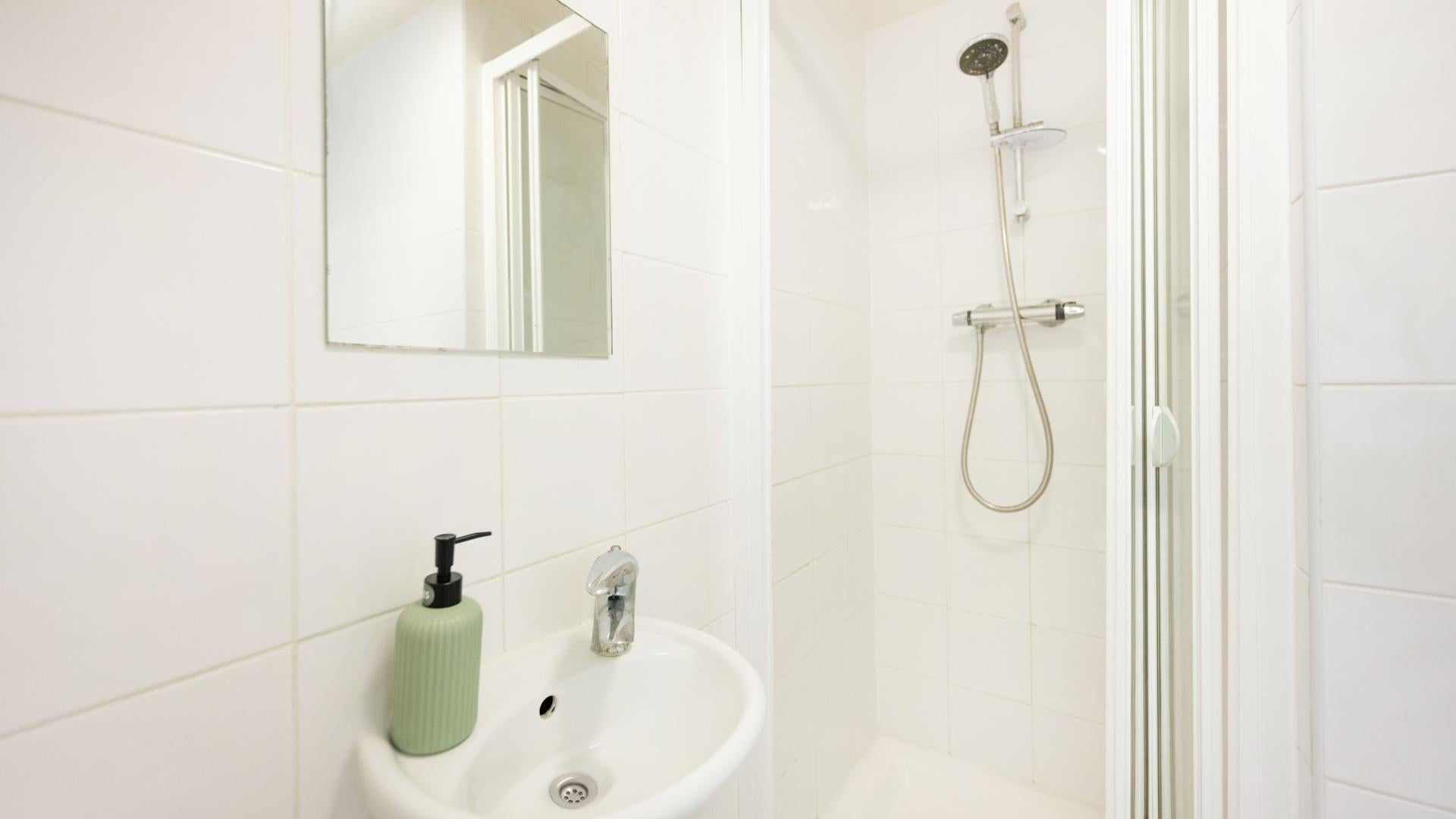 Room Flodden Road in Greater London