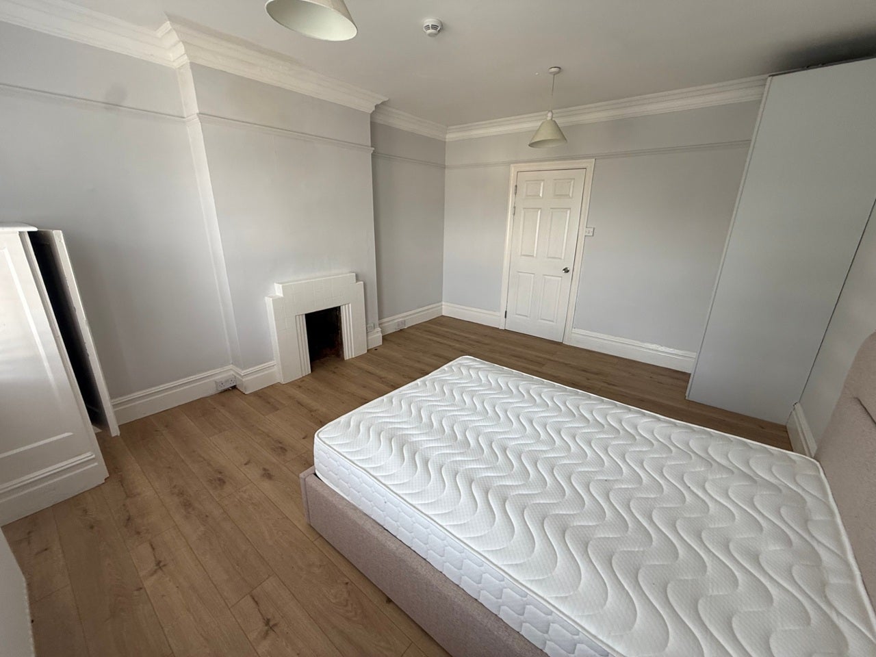 Room Ewell Road in Greater London