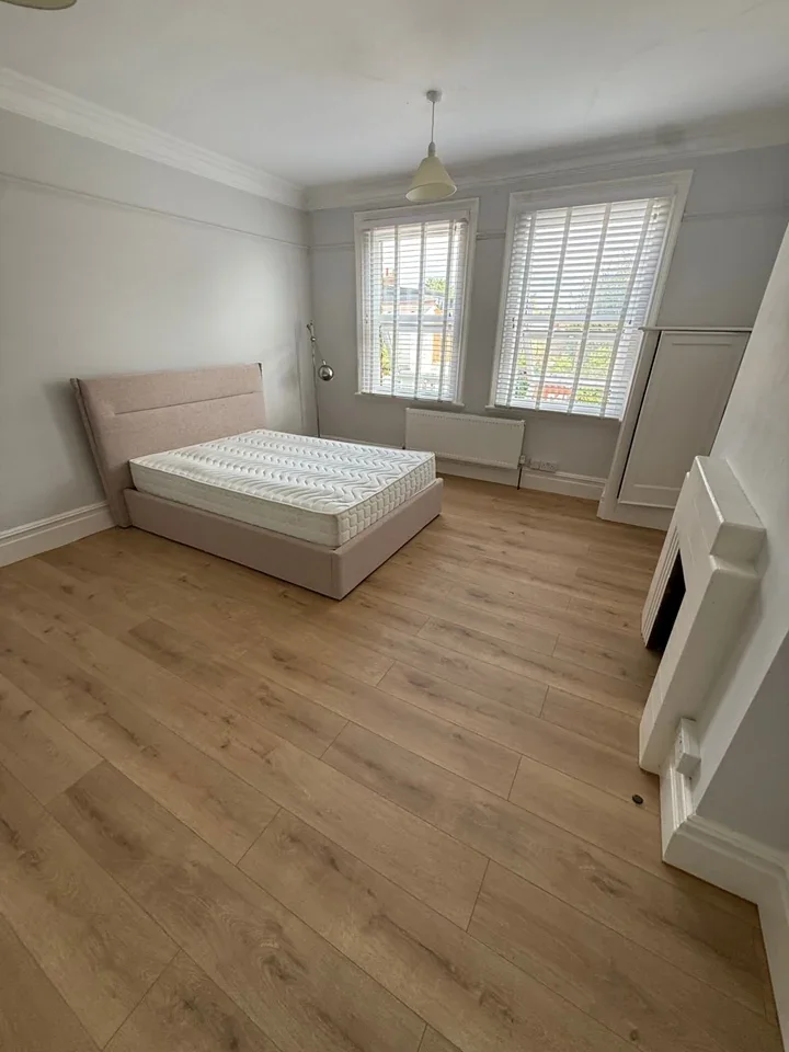 Room Ewell Road in Greater London