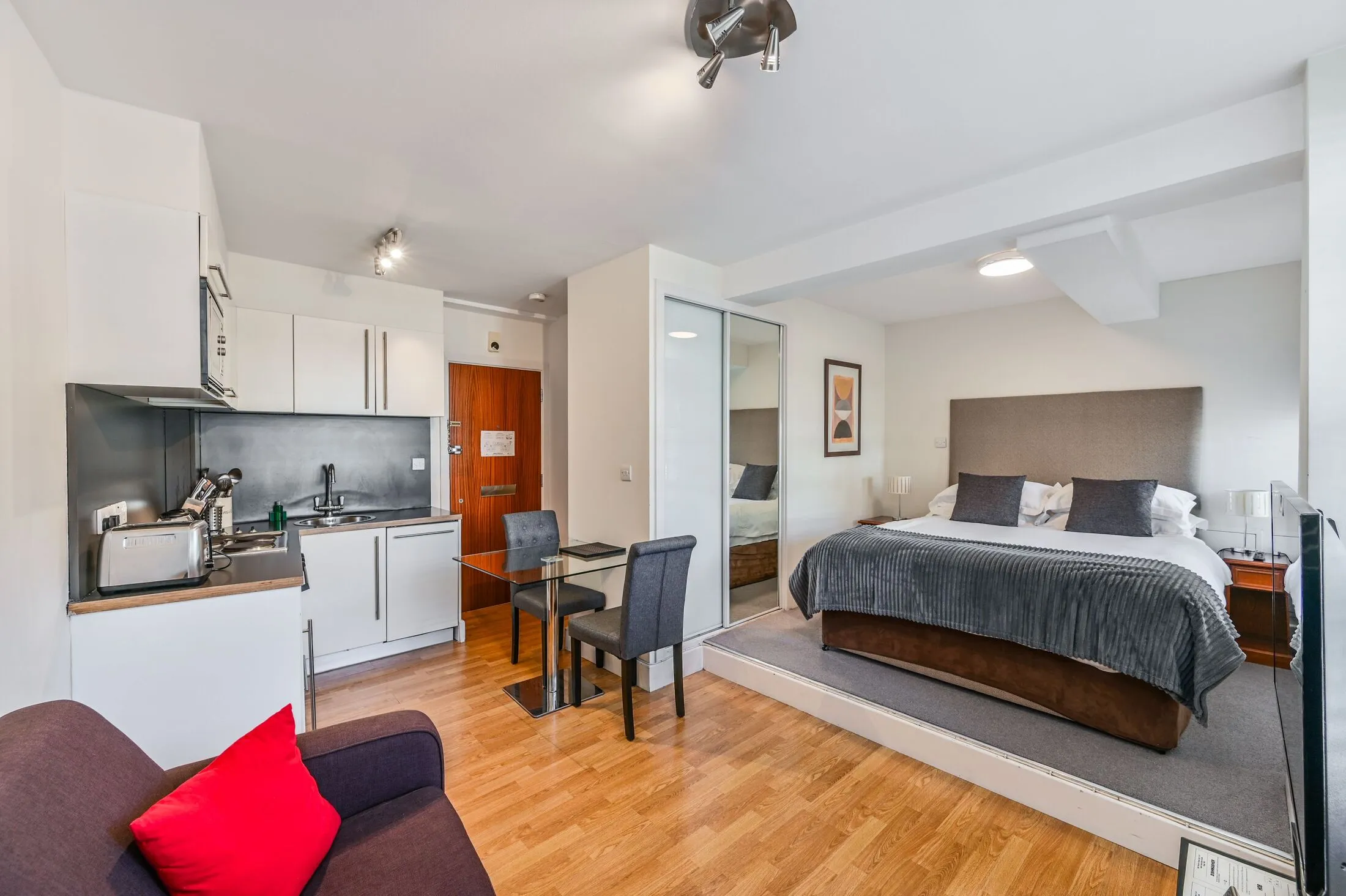 Flat Sloane Avenue in Greater London