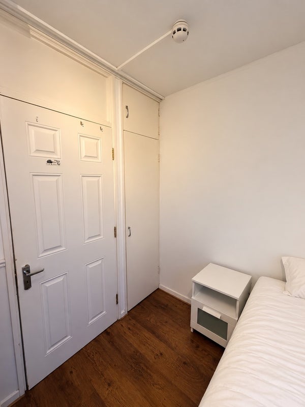 Room Lampeter Square in Greater London