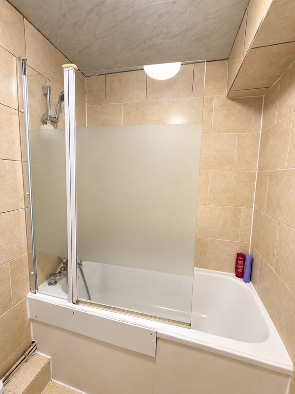 Room Lampeter Square in Greater London