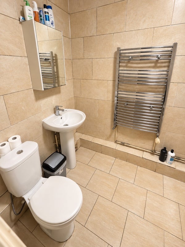 Room Lampeter Square in Greater London