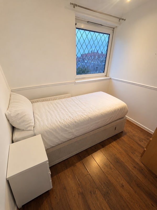 Room Lampeter Square in Greater London