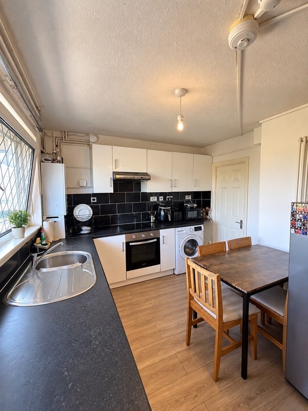 Room Lampeter Square in Greater London