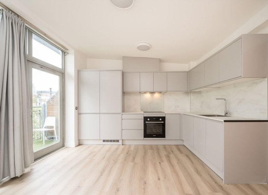 Flat Hunt Close in Greater London