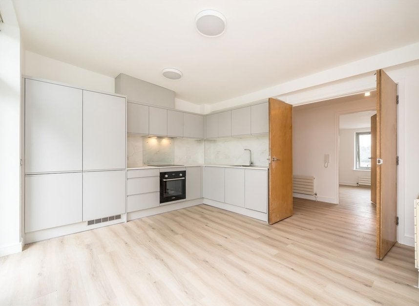 Flat Hunt Close in Greater London