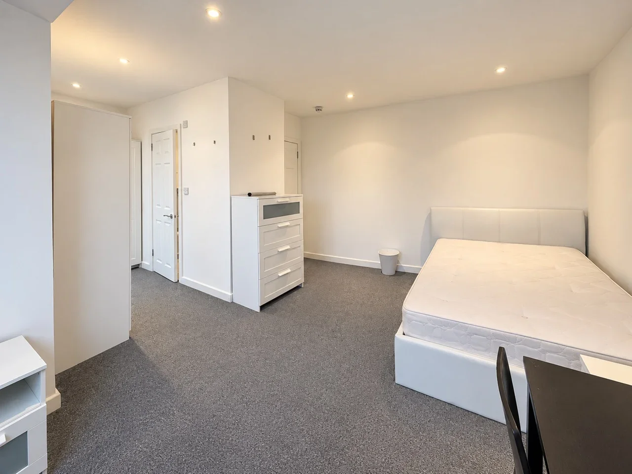 Flat Chartley Avenue in Greater London