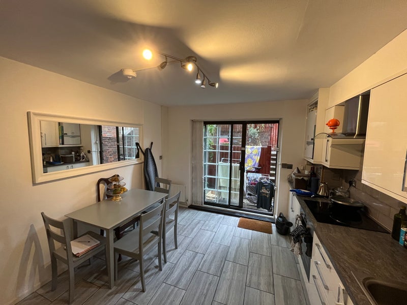 Room Mutrix Road in Greater London