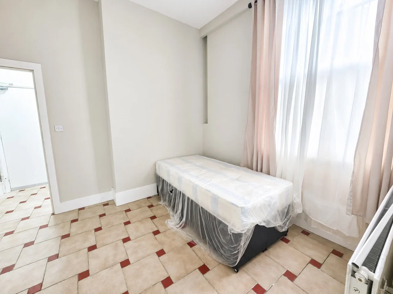 Room Pembury Road in Greater London