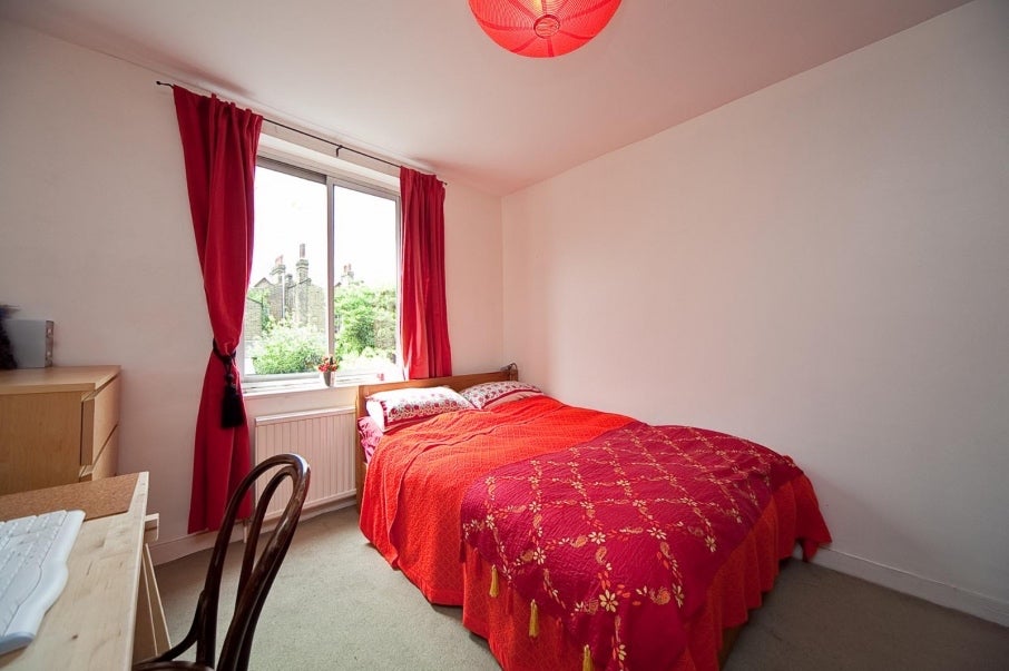 Flat Grafton Road in Greater London