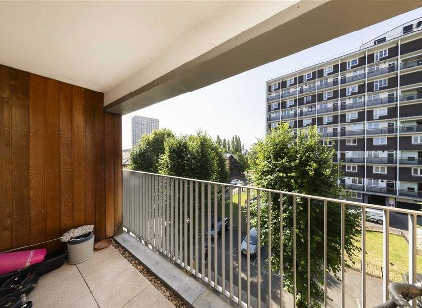 Flat Wellington Row in Greater London