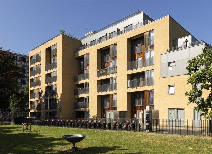 Flat Wellington Row in Greater London
