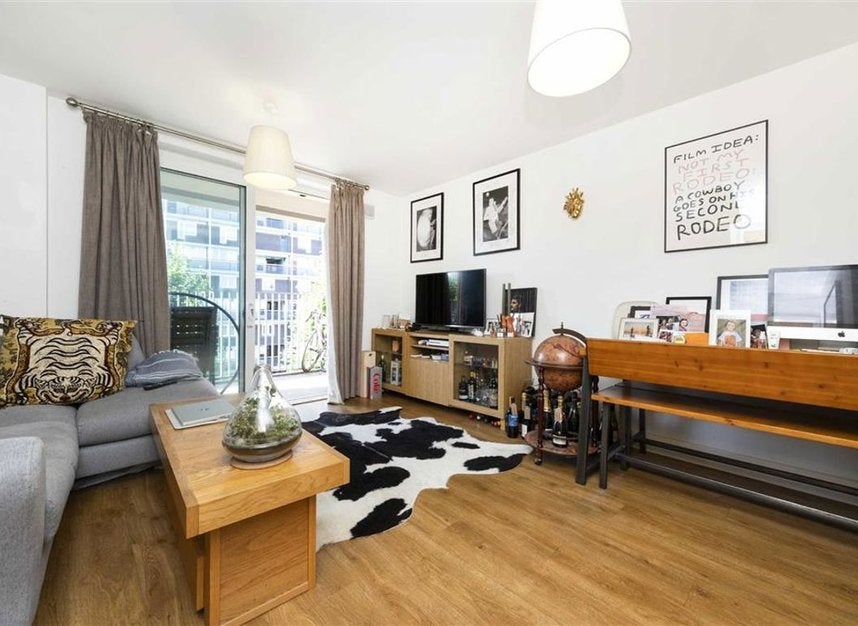 Flat Wellington Row in Greater London