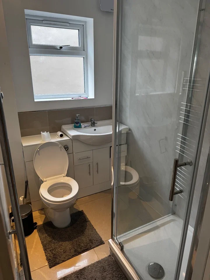 Room Lees Road in Greater London
