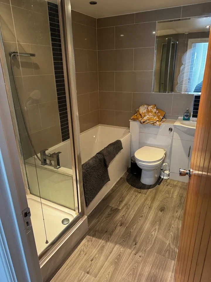 Room Lees Road in Greater London
