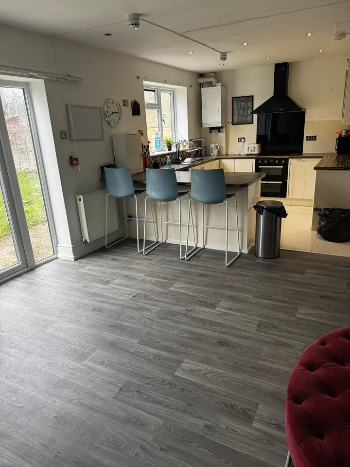 Room Lees Road in Greater London
