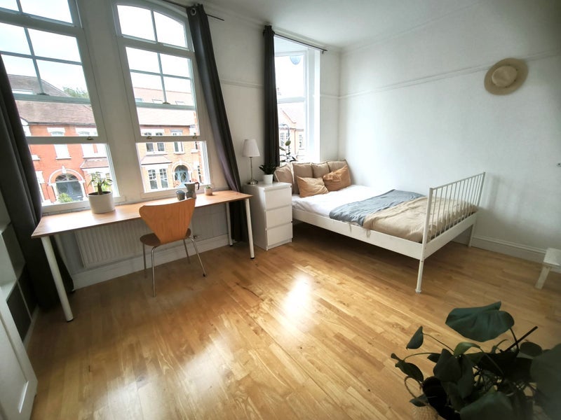 Room Woodgrange Avenue in Greater London