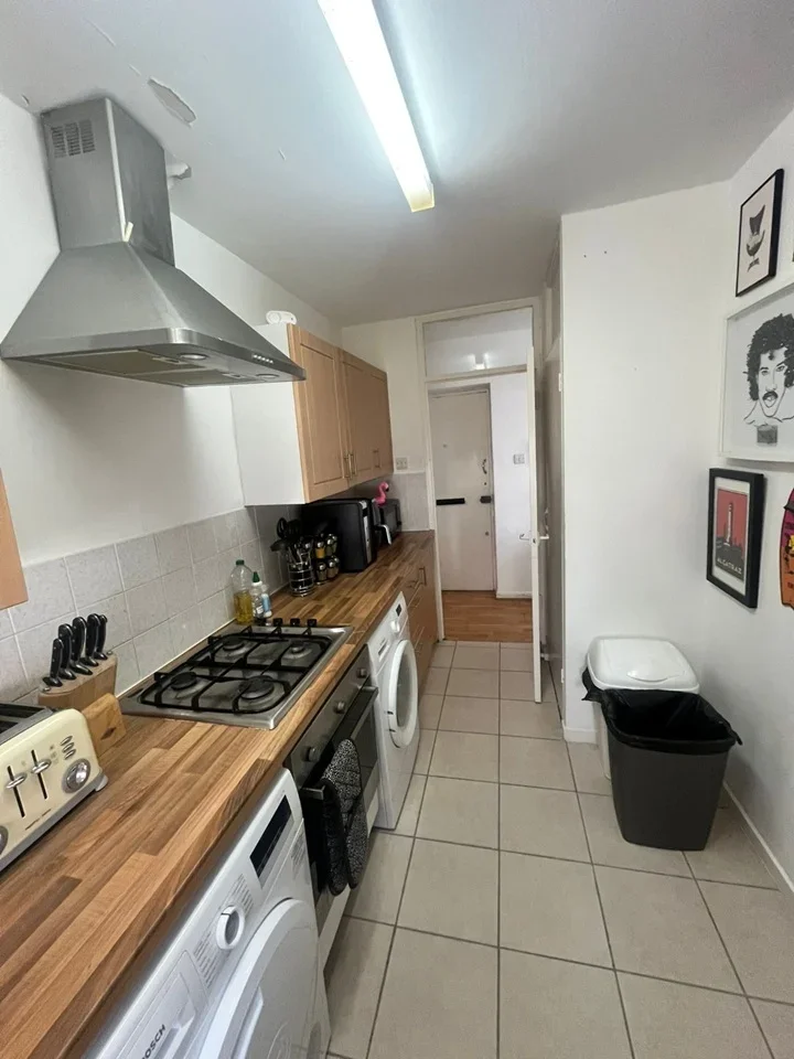 Flat Fernlea Road in Greater London