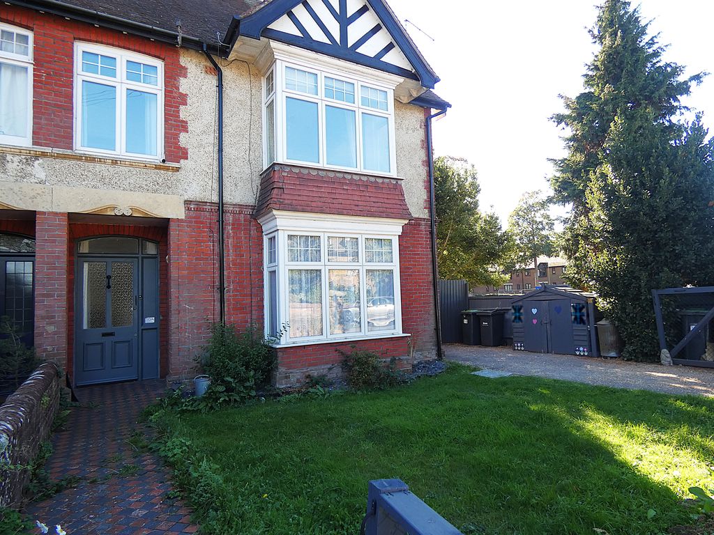 Flat Oaklands Road in Havant