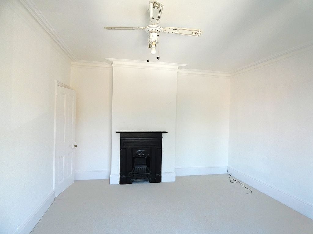 Flat Oaklands Road in Havant