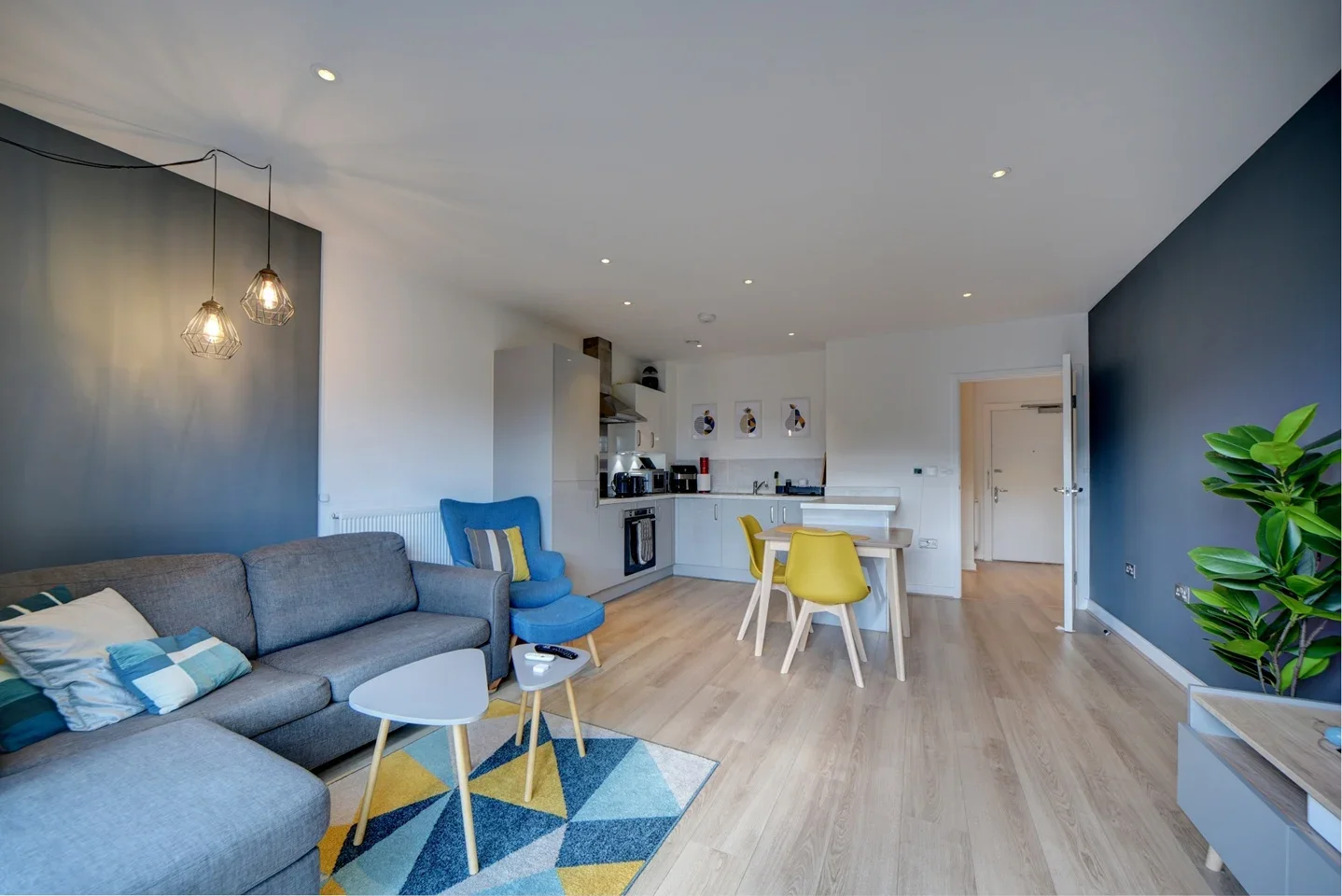 Flat Sandy Hill Road in Greater London