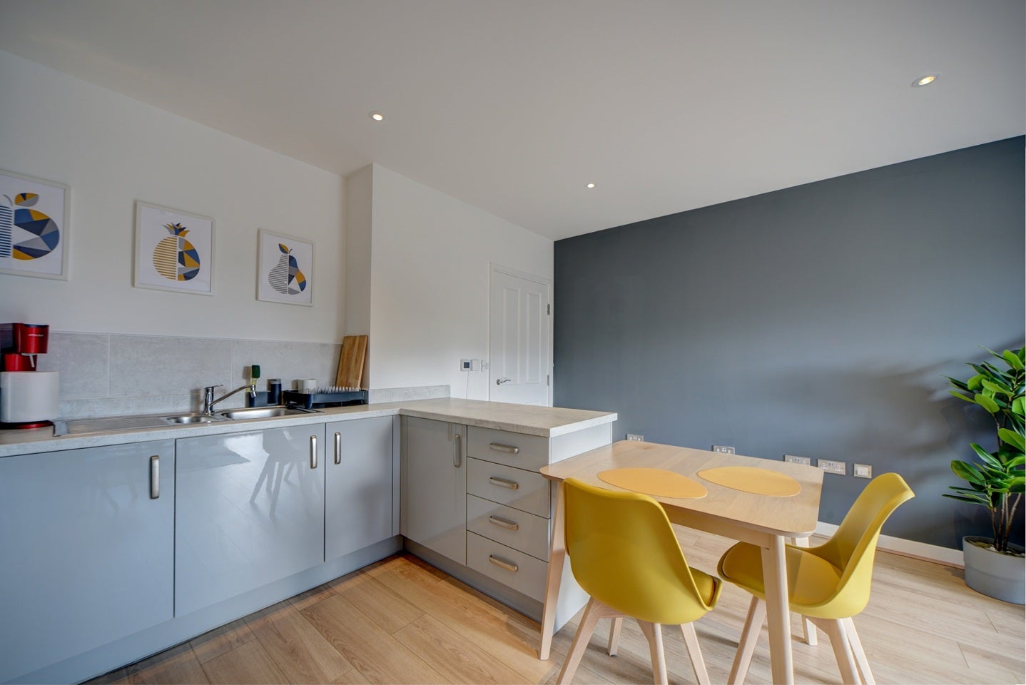 Flat Sandy Hill Road in Greater London