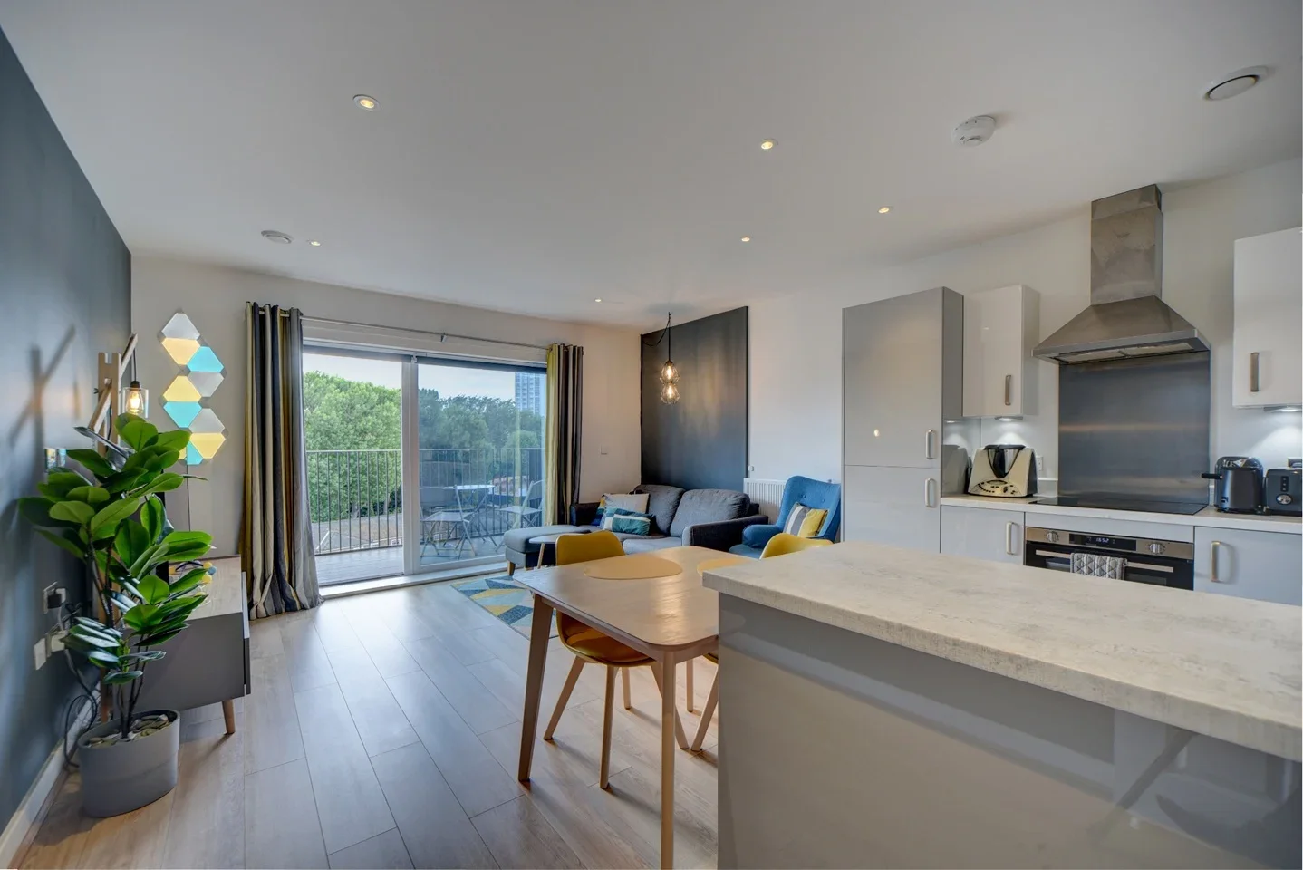 Flat Sandy Hill Road in Greater London