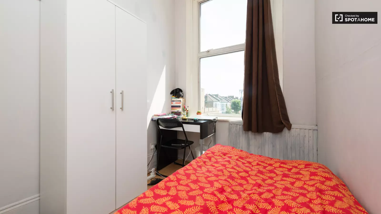 Flat Erpingham Road in Greater London
