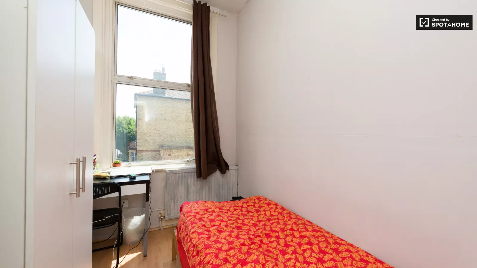 Flat Erpingham Road in Greater London