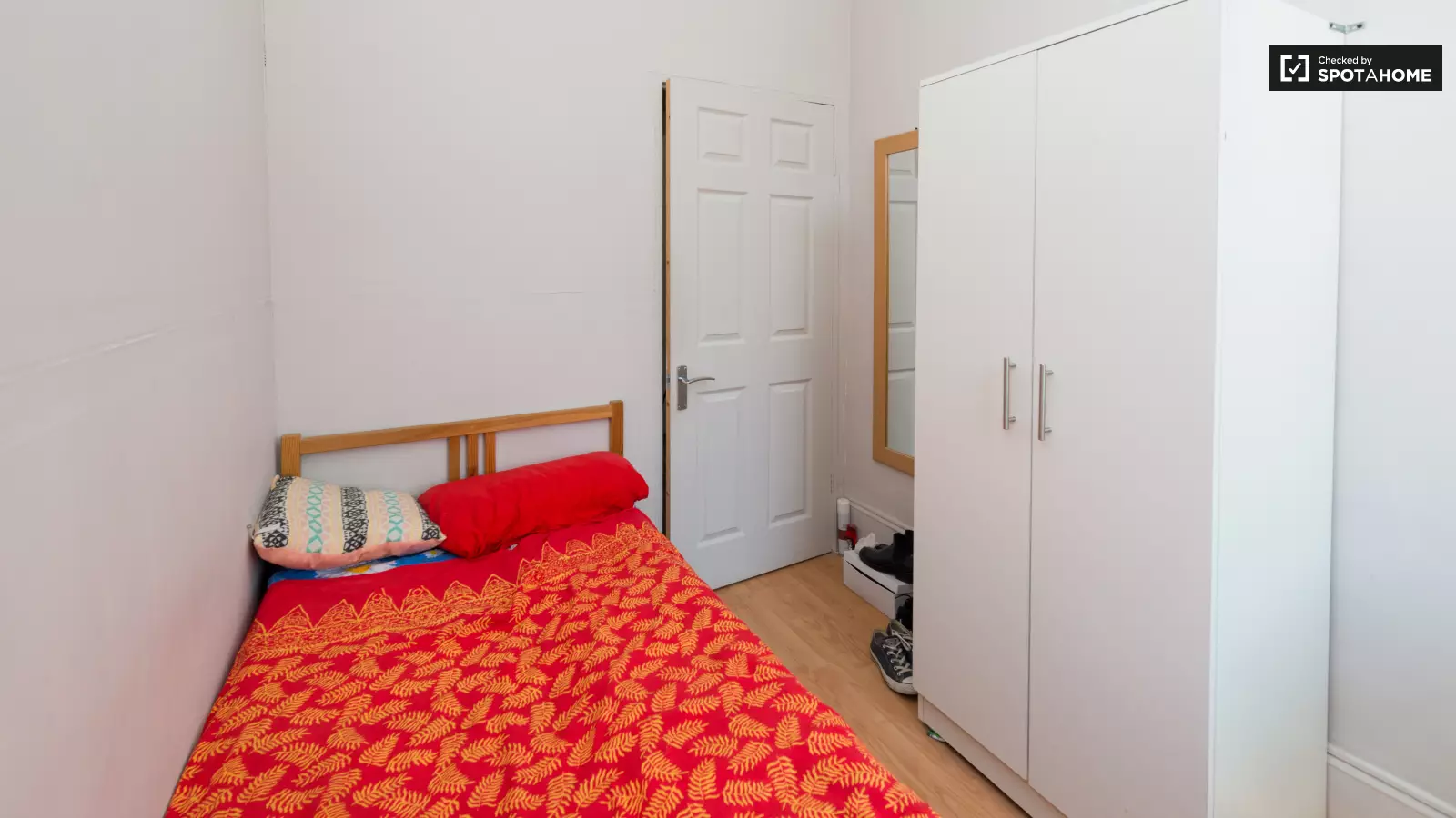 Flat Erpingham Road in Greater London