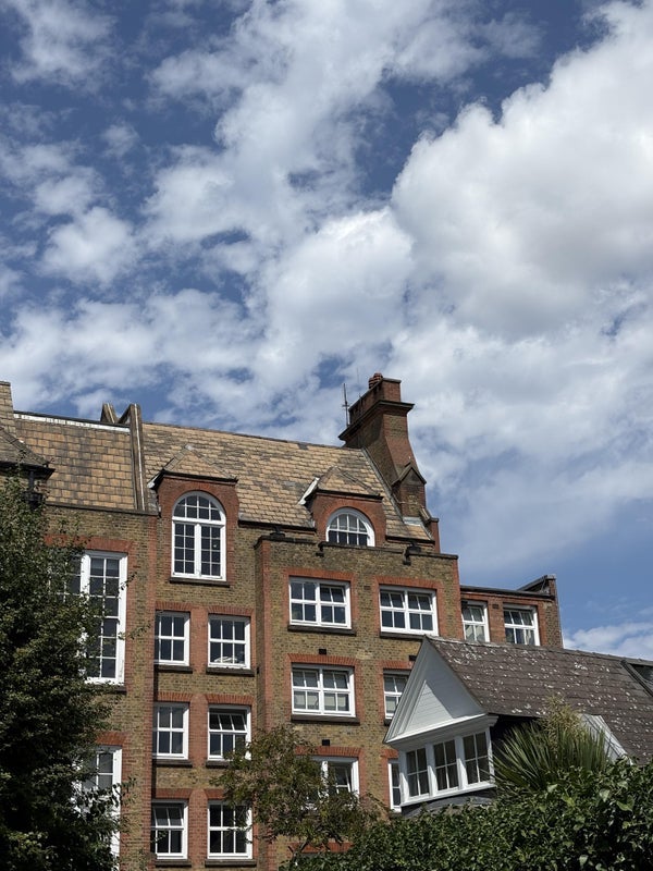 Flat Schoolbell Mews in Greater London