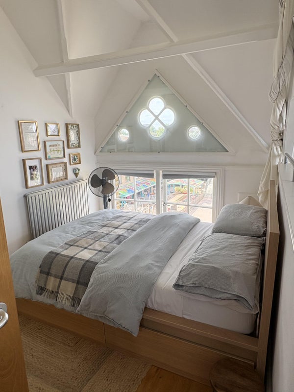 Flat Schoolbell Mews in Greater London
