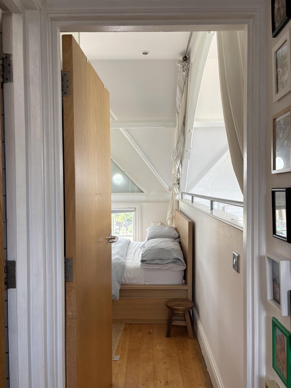 Flat Schoolbell Mews in Greater London