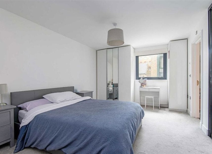 Flat Ensign Street in Greater London