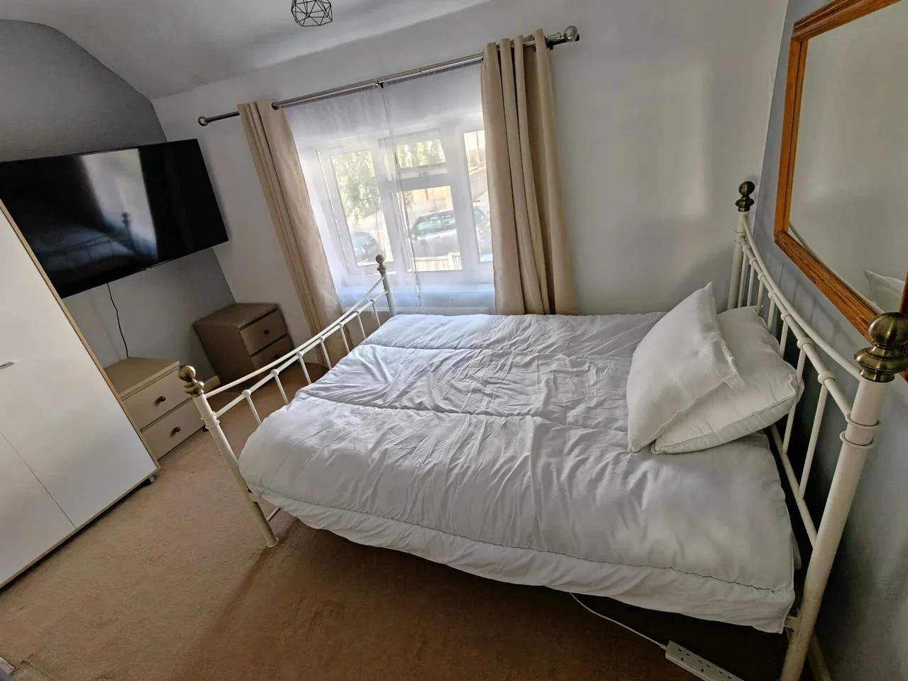 Room Underwood Road in High Wycombe Community Board